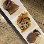 居酒屋もくもく - 煮物4種盛（イカと里芋、切干大根、玉蒟蒻、高野豆腐と椎茸）
