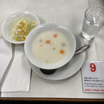 ジャッキー ステーキハウス - 白いスープとサラダです｡