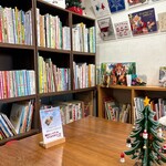 Cafe You-lulu - 絵本たくさんの店内