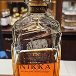 テイスティング・バー - ザニッカ ナインディケイズ
                                とても長い間舌を刺激し続けるとても重厚で深い余韻を残すウィスキー。
                                90年の歴史を表現するには十分すぎる。
                                様々な香りが混ざりあい、味わいまでもコラボして貴重なウィスキー。