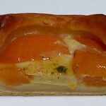 クロワッサンサファリ 大丸梅田店 - アプリコ断面