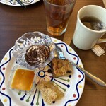 シズラー 新宿三井ビル店 - 2枚目のお皿にはスイーツ。ノンカフェインの紅茶とおやつタイムした♪