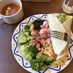 シズラー 新宿三井ビル店 - 1枚目のお皿にはサラダ