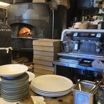 pizza marumo - 立派な薪窯で手早く焼き上がります