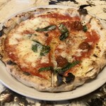 pizza marumo - 大理石調のカウンターテーブルも豪華⭐︎