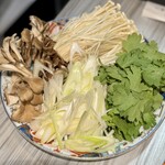 YOKOHAMA 馬車道 NABE STARS - 野菜は舞茸、長ネギ、春菊、エノキ