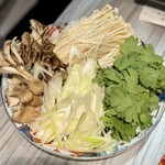 YOKOHAMA 馬車道 NABE STARS - 野菜は舞茸、長ネギ、春菊、エノキ