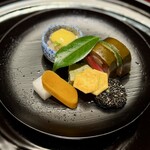 石葉 - 茶梅の葉っぱかな？冬らしい誂え