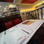 ブラッスリー・ヴィロン 渋谷店 - 赤を基調