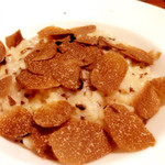 chez le mak - 【2014年12月】秋トリュフのリゾット（2,400円）、近影。とにかく乗ってるトリフの量が半端ないですが、嫌な感じにならないところはさすが。