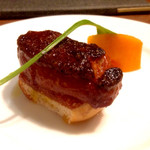 chez le mak - 【2014年12月】ランド産 フォアグラのタルティーヌ（850円）、近影。いつもオススメされるので今回初オーダー。そのままガブっと行くと、中から旨味（というか脂身？ｗ）がガッツリ来ます。