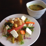 セットのスープとサラダ