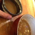 つけ麺屋 やすべえ 下北沢店 - 割スープは店員さんから専用の器で提供されます。