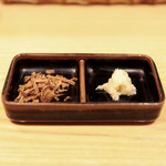 銀座 篝 - 鶏白湯SOBAの薬味。フライドオニオンとおろし生姜 '14 11月中旬