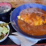 美可月 - オムカレー　　スープ　サラダも旨いです