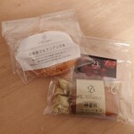 神楽坂 フレンチレストラン ラリアンス - お土産のパン、マドレーヌ