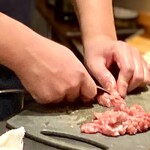 すしやのたい悟 - 仕込み風景、天然本鮪のエシャトロ巻き。