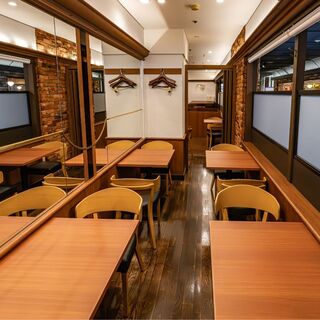D）おひとり様でも周囲を気にせずプライベートな時間を過ごせるテーブル席をご用意。