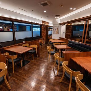C）1～2名様、3～4名様テーブル席を多数ご用意。おひとり様、デートにも◎