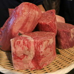 SATOブリアン - 見せ肉！九州のすごい肉たち！左にあるタンがまたものすごい！