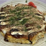 さくら茶屋 - 料理写真:キャベツたっぷりでオリジナルソースが自慢
のお好み焼き(ぶた玉)。定番ぶた肉入りを注文。