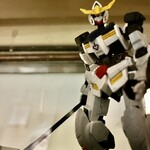 らぁめん登里勝 - カウンターの下に飾られているガンダムプラモ