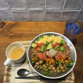 ディーアイワイ サラダ & デリカテッセン_1