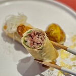 4000 Chinese Restaurant - サーロインを使用した青椒肉絲の春巻き