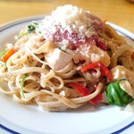 関谷スパゲティ - ［スペシャルスパゲティ］自家製黒コショウ麺カマンベールチーズと生ハムのペペロンチーノ