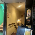 ピッツェリア ダ グランツァ - ビルの地下にあるお店