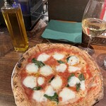 ピッツェリア ダ グランツァ 洗足本店 - グラス白ワイン　クストーザ　¥980  とともに