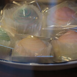 甘露 - テイクアウトできるお菓子がどっさり。虹色がきれい