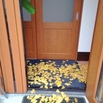 食彩工房 そばの華 - 秋らしい演出の玄関