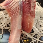 えび寿し - 刺身  ぶり  はら側  せなか側  1切れ が大きく 食べ応えがあり 脂も甘く しつこくも無く 臭みも無く とても美味しい