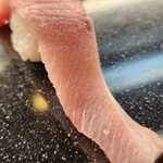 えび寿し - 握り ぶりのはら側  一口では食べ切れないほど大きく 濃厚で口の中でとろけるような旨味 とても美味しい