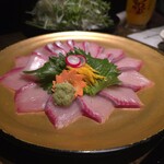 海鮮・相撲茶屋　うわじま場所 - ブリ〜。まずは刺身で食べてね!