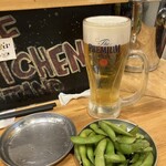 ビーフ キッチン スタンド - お通しの枝豆と生ビール