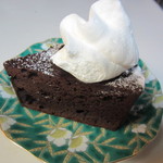 ソノキ - ガトークラシック２７０円、チョコレートをふんだんに使ったやや固めのケーキです。

