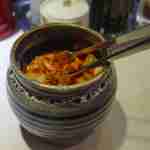 ポンチ軒 - キムチ食べ放題という事でしたので、調味料入れ横のキムチ壺を目の前に運び