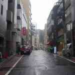 ポンチ軒 - ちょっぴり坂状になった道を進んでいき