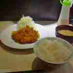 ポンチ軒 - 注文してから10分ほどしてロースカツと御飯と味噌汁にキャベツ用のマヨネーズが運ばれました。