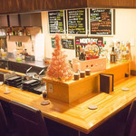 Moonrise cafe 108 - カウンターとテーブル席がある。全部で14席あった。