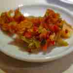 ポンチ軒 - 小皿にキムチを入れて頂くと、辛味と旨味が程よくて美味しく
      これだけでご飯がすすむ君な気分でありますが