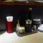 ポンチ軒 - 注文後調味料入れに2種類のソースに柚子ペッパーソースに塩がある事を確認し