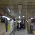 学生が民族大移動的に大量移動する尻を追いかけるように改札へと移動し