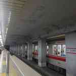 ポンチ軒 - 対岸に丸ノ内線の車両が入選するのを尻目に進み