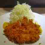 ポンチ軒 - とんかつはあまり高い温度で揚げてはいないのか？茶色い衣の中に白味もある揚げ具合で