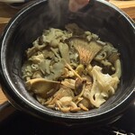 大皿焼肉 老中 - 炊き込みご飯は、キノコ。リゾットのような旨味たっぷりだった