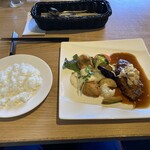 エンガワ - ランチのハンバーグとライス、ちゃんと【箸置き】がバスケットの中に入っていました