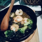 青の隠れ家個室イタリアン アモーレ - エビとブロッコリーのアヒージョ